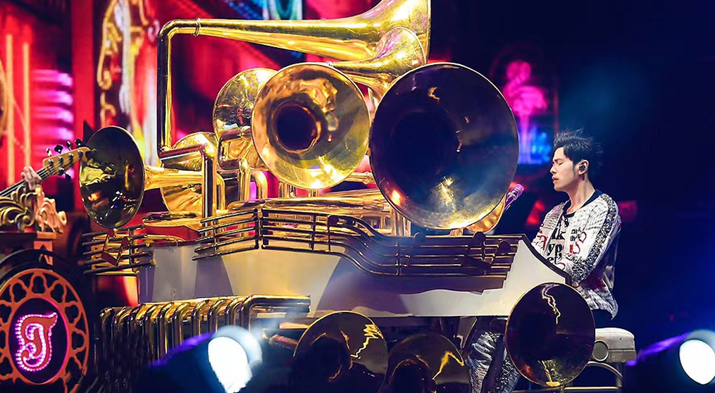 熊猫体育透明屏和荧光棒系列产品亮相2022周杰伦新加坡演唱会