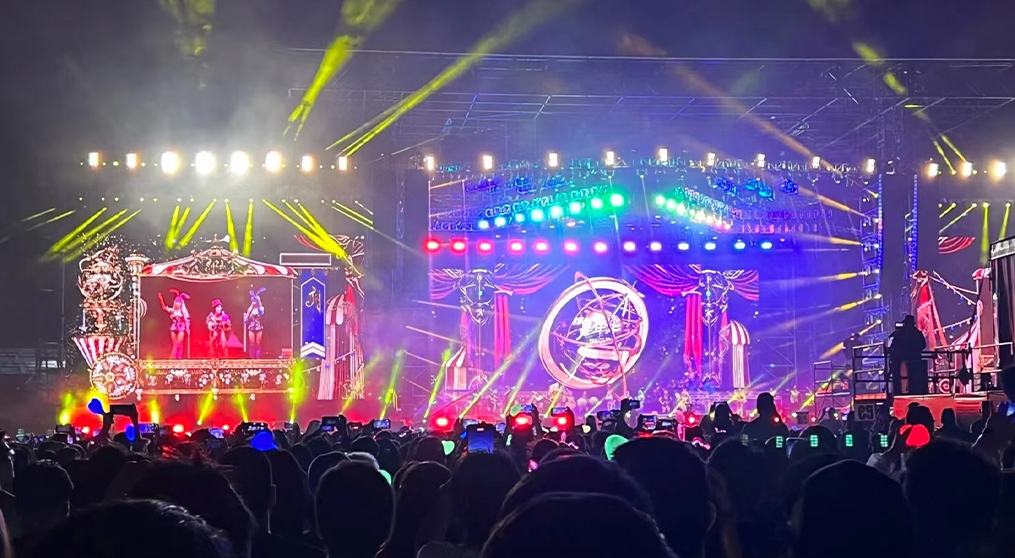 熊猫体育LED冰屏和荧光棒系列产品“嗨爆”周杰伦悉尼演唱会！