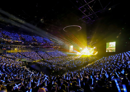 熊猫体育LED透明屏闪耀伍佰ROCK STAR上海演唱会！