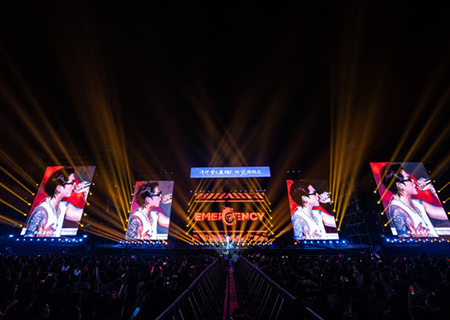 熊猫体育荧光棒助力时光演唱会震撼开唱